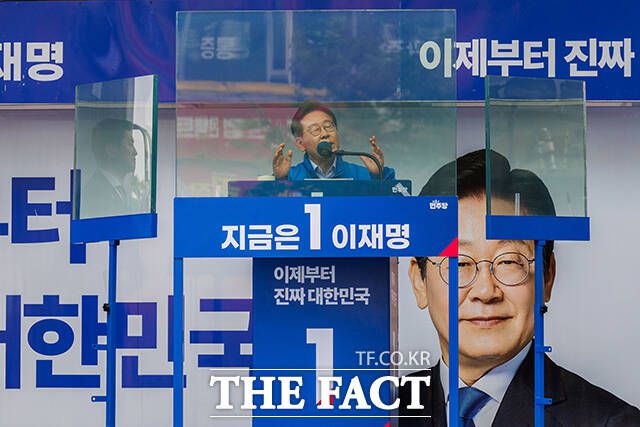 더불어민주당은 이재명 대선 후보의 '호텔경제학' 및 '커피 원가 120원' 발언을 공격하고 있는 국민의힘에 대해 21일 "저열한 정치 공세로 정책 논쟁의 수준을 떨어뜨리지 말라"고 비판했다. /배정한 기자