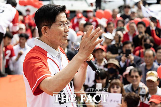 김문수 국민의힘 대통령 후보가 21일 경기 김포시 사우문화체육광장 앞에서 열린 유세에서 시민들에게 지지를 호소하고 있다. /김포=남윤호 기자