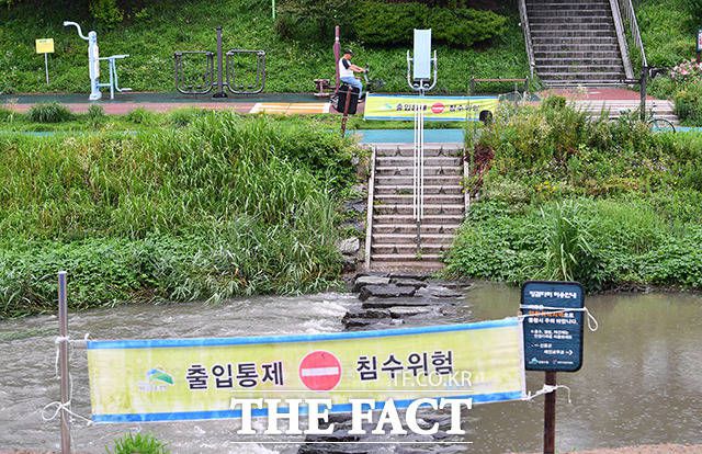 사진은 호우주의보로 인해 서울 은평구 불광천 돌다리 출입구가 출입통제 현수막으로 막혀 있다. /더팩트 DB