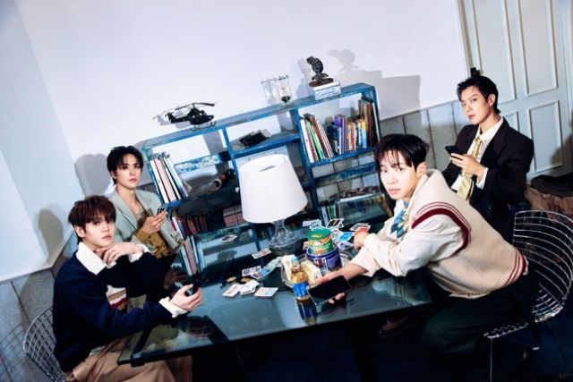 그룹 하이라이트가 팬클럽 897명의 개인정보를 유출한 것과 관련해 3주 만에 사과했다. /어라운드어스