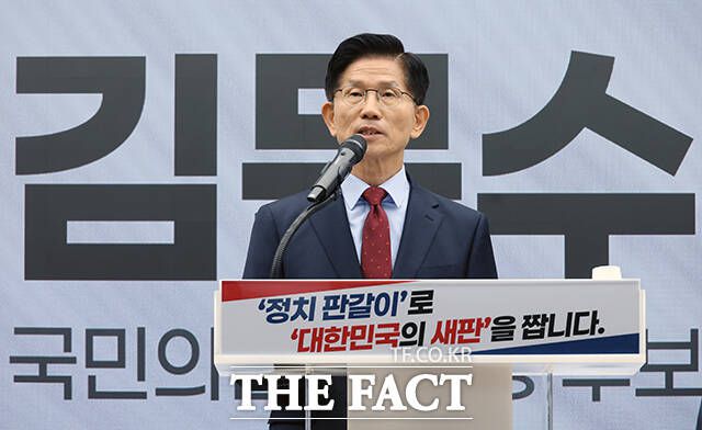 김문수 국민의힘 대선 후보가 22일 대통령 임기를 3년으로 단축하고, 4년 중임제를 도입해 2028년 4월 대통령과 국회의원을 동시 선출하는 내용의 정치개혁안을 발표했다. /남윤호 기자