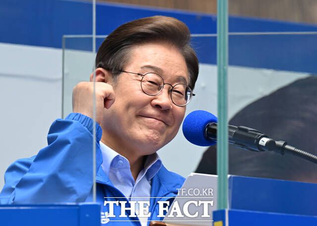 주 4·5일제도 단계적으로 도입하겠다고 밝혔다. 이 후보는 "AI와 첨단기술로 높아진 생산성은 노동시간 단축으로 이어져야 한다"며 "주 4.5일제 단계적 도입과 실노동시간 단축 로드맵을 추진해, 일하는 권리도 쉴 권리도 당연히 존중받는 사회를 만들겠다"고 했다. /이새롬 기자