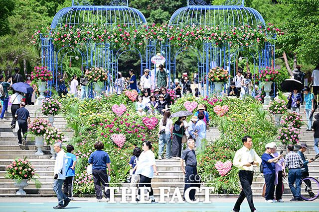 관람객으로 북적이는 2025 서울국제정원박람회.