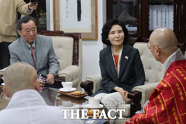 설난영 여사가 20일 오전 서울 종로구 한국불교 태고종 법륜사에서 총무원장 상진 스님을 예방하고 있다. /국민의힘