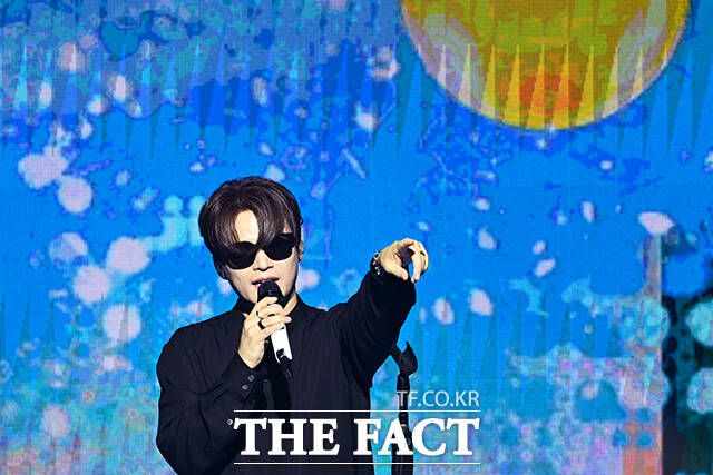 가수 김기태가 23일 오후 서울 서대문구 이화여자대학교 ECC 영산극장에서 열린 'I.CON: FANNSTAR CONCERT(아이콘: 팬앤스타 콘서트)'에서 무대를 펼치고 있다. /서예원 기자