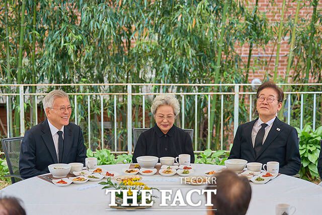 오찬 즐기는 문재인 전 대통령과 권양숙 여사, 이재명 더불어민주당 대선 후보. /더불어민주당