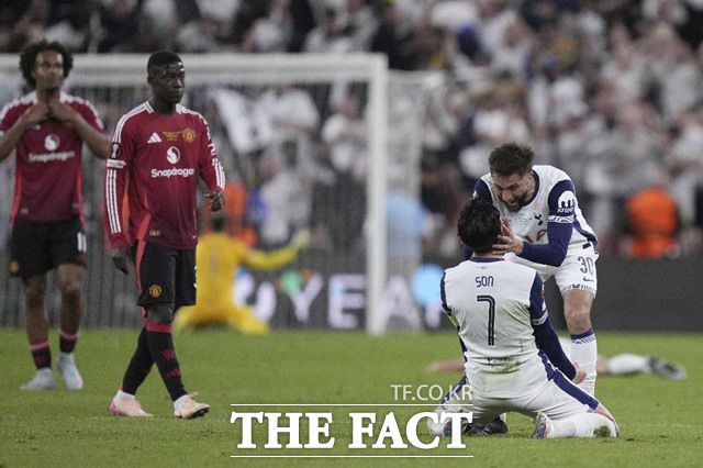 우승이 확정된 후 토트넘 동료인 로드리고 벤탄쿠르의 축하를 받고 있는 손흥민./빌바오=AP.뉴시스