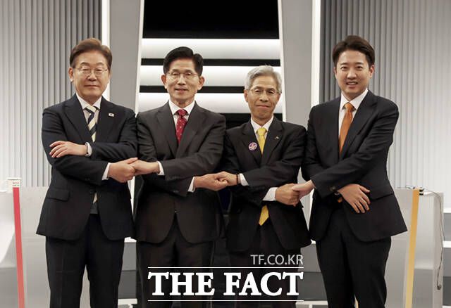 재생에너지 토론에서도 네거티브성 공방은 계속됐다. 이준석 후보는 이재명 후보의 '양수발전소를 활용한 에너지 수요 대비'에 대해 설득력이 떨어진다며 쌍방울을 언급했다. (왼쪽부터) 이재명 후보, 김 후보, 권 후보, 이준석 후보. /국회사진기자단