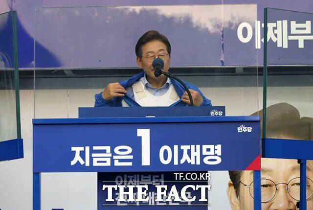이재명 더불어민주당 대통령 후보가 22일 경남 양산 양산워터파크에서 열린 유세에서 방탄유리 뒤에서 연설을 하고 있다. /배정한 기자