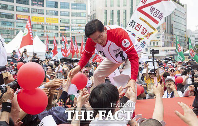 김문수 국민의힘 대선 후보가 21일 경기 고양시 화정역 문화 광장에서 열린 유세에서 시민들에게 악수를 청하며 지지를 호소하고 있다. /임영무 기자