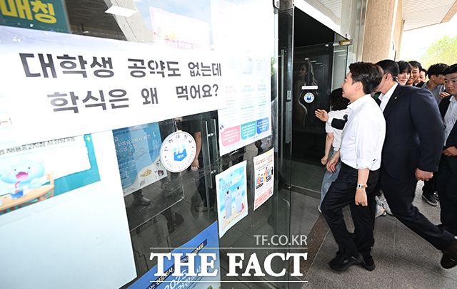 이준석 개혁신당 대선 후보가 '학식 정치'를 내세우며 청년층 공략에 나섰다. 다만 실질적인 청년 정책은 뚜렷하지 않다는 비판이 제기된다. /인천=박헌우 기자
