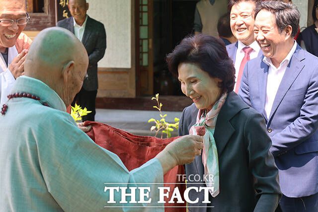 김문수 국민의힘 대선 후보의 부인 설난영 여사(오른쪽)가 충남 예산시 수덕사를 방문해 도신 주지스님과 인사를 나누고 있다.