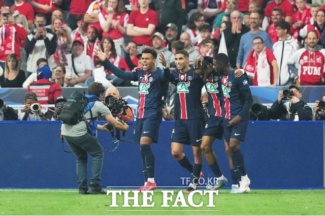 PSG의 브래들리 바르콜라(오른쪽 두 번째)가 25일 랭스와 2024~2025 쿠프 드 프랑스 결승전 전반 16분 선제골을 기록한 후 동료들과 함께 기뻐하고 있다./파리=AP.뉴시스