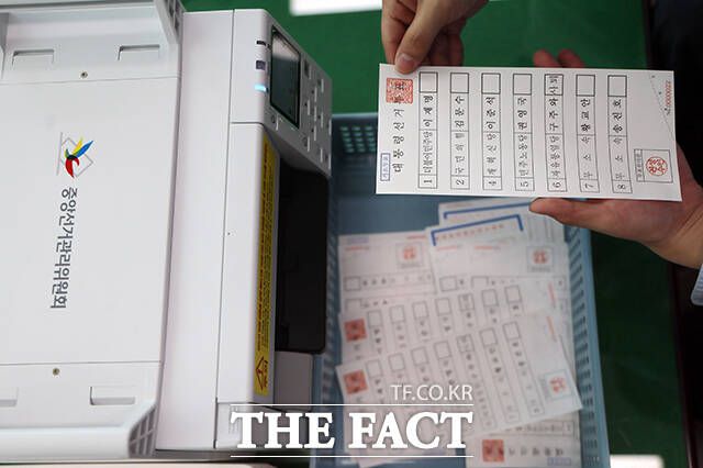 공직선거법 179조 1항 5호는 정해진 '卜'(점 복)표가 아닌 문자 또는 물형을 기입한 투표를 무효로 명시하고 있다. 이름이 적힌 도장이나 캐릭터가 그려진 문구용 도장이 찍힌 경우 무효 처리되는 것이다. /박헌우 기자