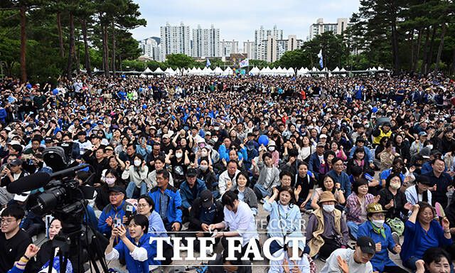 이재명 더불어민주당 대선 후보가 24일 오후 경기도 안양시 평촌중앙공원 집중 유세 현장을 찾은 가운데 지지자들이 이재명을 연호하고 있다. /안양=임영무 기자