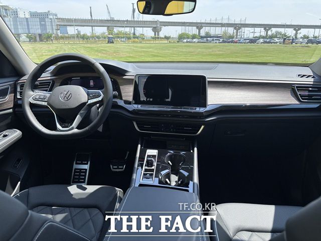 실내는 고급스러운 감성에 편의성과 공간 활용도를 더했다. 플로팅 타입의 12인치 인포테인먼트 디스플레이와 윈드실드 타입 헤드업 디스플레이, 하만카돈 사운드 시스템이 기본 탑재되며, 통풍·마사지 시트, 3열 독립 공조 시스템, 파노라마 선루프 등도 적용됐다. /황지향 기자