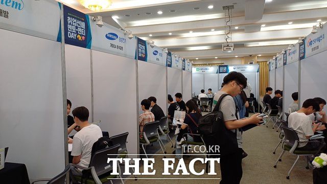 '2025 빌드업 취업 선배 멘토-멘티 DAY'에서 참여한 재학생들이 부스별로 취업 선배들에게 상담을 받고 있다. /한밭대