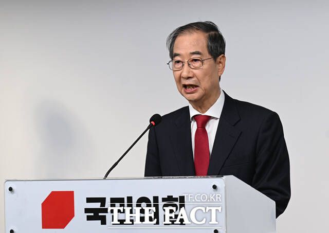 12·3 비상계엄 사태를 수사하고 있는 경찰이 계엄 당시 진행된 국무회의와 관련해 한덕수 전 국무총리와 이상민 전 행정안전부 장관을 동시에 조사하고 있다. 사진은 대통령 예비후보인 한덕수 전 총리가 10일 오후 서울 여의도 국민의힘 중앙당사에서 기자회견을 하고 있는 모습./이새롬 기자