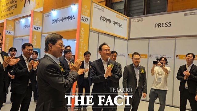 26일 서울 강남구 코엑스 '2025 제1차 KB굿잡 우수기업 취업박람회' 개막식에 참석한 이환주 국민은행장(가운데)과 이달곤 동반성장위원회 위원장(왼쪽)이 기념사진 촬영과 테이프 커팅식이 끝난 뒤 박람회장 투어를 통해 참가기업을 격려하고 있다. /코엑스=이선영 기자