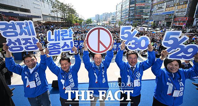 이재명 더불어민주당 대선 후보가 26일 경기도 남양주시 평내호평역 앞에서 집중 유세를 하고 있다. /남양주=배정한 기자