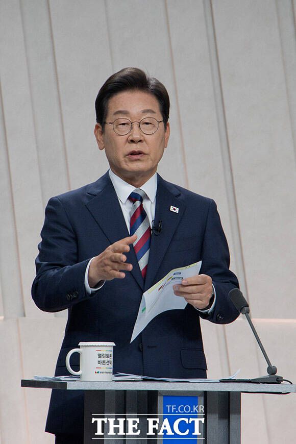 이재명 후보도 물러서지 않고 반박했다. 그는 "전혀 근거 없는 일방적 주장을 잘 들었다"며 "(제 주변 인물이 돌아가셨다는 주장은) 검찰이 없는 사건을 만들려고 강압수사를 심하게 하니까 그 사람들이 괴로워서 그렇게 된 거 아닌가"라고 말했다. /국회사진기자단