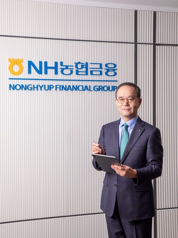 이찬우 농협금융 회장(사진)이 지속적으로 임직원들에 조직의 내부통제 강화를 주문하고 있으나 농협금융 주요 자회사인 NH농협은행에서 시재금 횡령 사고가 연달아 발생하면서 내부통제 관리에 대한 지적이 나온다. /농협금융지주