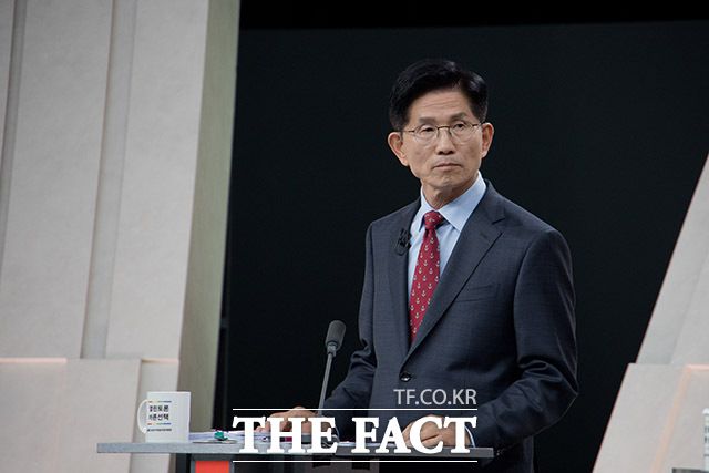 김문수 후보는 토론 내내 이재명 후보의 사법리스크를 집요하게 물고 늘어졌다. 시작 발언부터 김 후보는 "범죄자가 자기를 방탄하기 위해 독재를 하는 방탄 독재는 처음 들어본다"며 "자기를 유죄로 판결했다고 대법원장을 오히려 탄핵하겠다, 특검을 하겠다고 한다"고 말했다. /국회사진기자단