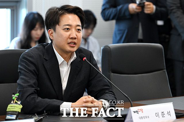 국민의힘의 단일화 구애는 이 후보 개인에게만 그친 것이 아니었다. 천하람 개혁신당 당 대표 권한대행 겸 원내대표 등 이 후보 주변 인사들에게도 접촉이 이어진 것으로 알려졌다. /성남=남용희 기자