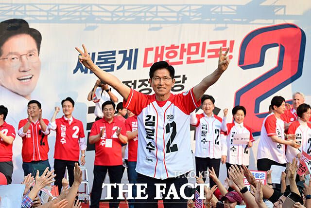 더불어민주당이 김문수 국민의힘 후보를 공직선거법 위반 혐의로 경찰에 고발한다. 김 후보가 "단 한 사람도 비리로 수사받거나 구속되거나 한 사람이 없다"고 발언한 것이 허위사실에 해당한다는 이유다. /남윤호 기자