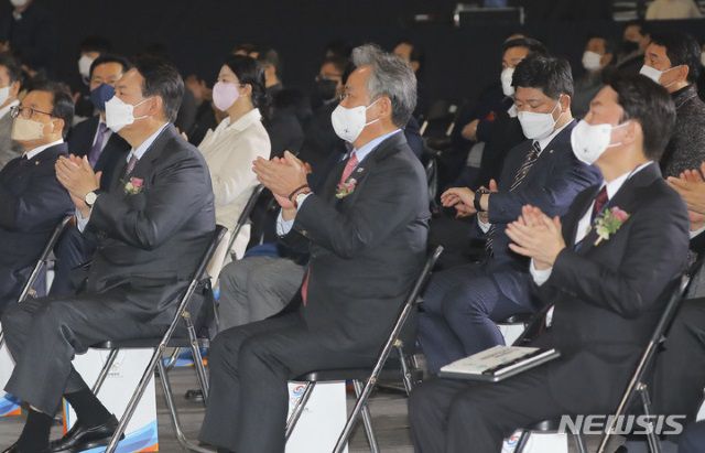 지난 2022년 1월 대한민국체육인대회에 참석한 윤석열 국민의힘 대선 후보(왼쪽)와 안철수 국민의당 대선 후보(오른쪽)./뉴시스