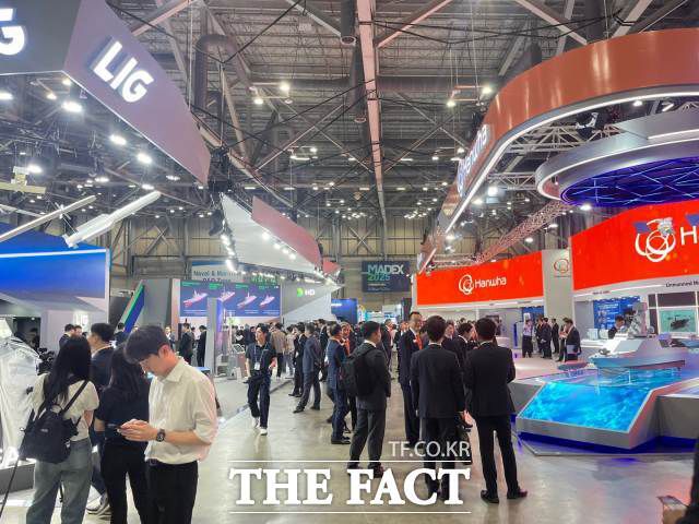 28일 부산 벡스코에서 열린 국제해양방위산업전(MADEX)에서 여러 국가 군 관계자와 한국 군 관계자가 부스를 돌아보고 있다. /부산=최의종 기자