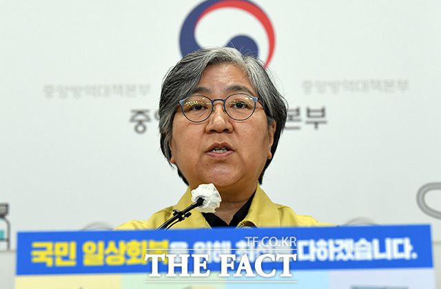 정은경 질병관리청장이 지난 2022년 4월13일 오후 충북 청주 오송 질병관리청 브리핑실에서 60세 이상 4차 접종에 대한 구체적인 계획을 발표하고 있다./청주=임영무 기자