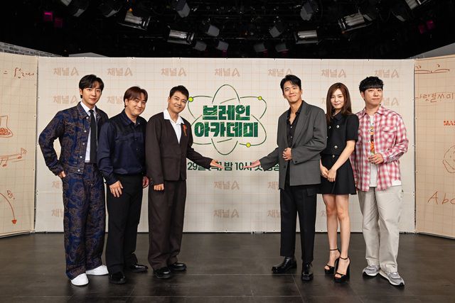 배우 이상엽, 방송인 황제성 전현무, 배우 하석진 윤소희, 유튜버 궤도(왼쪽부터)가 29일 오전 11시 진행된 '브레인 아카데미' 온라인 제작발표회에 참석해 포즈를 취하고 있다. /채널A