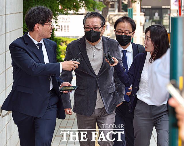 윤석열 전 대통령 부부의 청탐금지법 위반 의혹에 연루된 ‘건진법사’ 전성배씨가 12일 오전 불법 정치자금 수수 혐의 2차 재판을 받기 위해 서울 남부지방법원으로 출석하고 있다./장윤석 기자