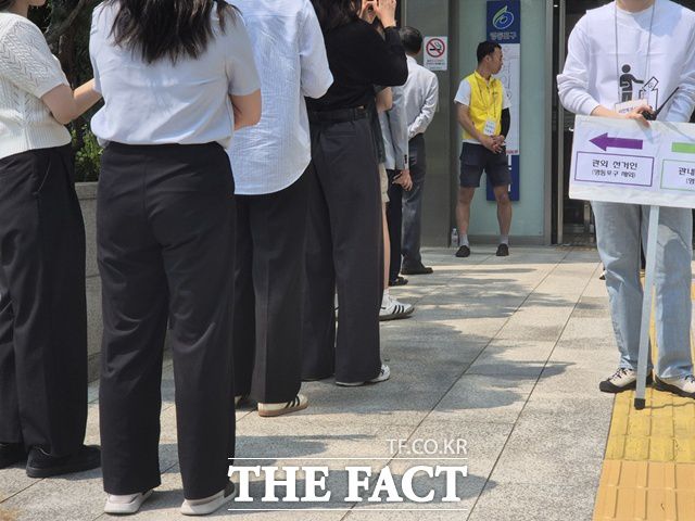 이날 여의동 사전투표소에 모인 유권자 대다수는 직장인이었다. /송호영 기자