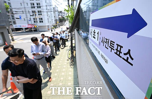 시민들은 무심한 반응을 보이며 투표소를 빠져나왔다. 사진은 29일 서울 서초구 서초1동 주민센터를 찾은 유권자들의 모습. /장윤석 기자