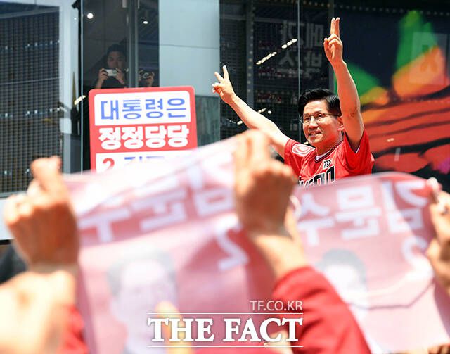 국민의힘 김문수 대선 후보가 28일 오후 부산 진구 쥬디스태화 백화점 앞에서 유세를 갖고 지지를 호소하고 있다. /부산=남윤호 기자