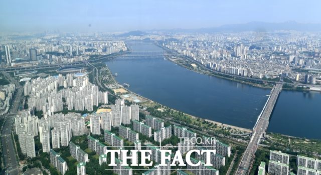 재건축 조합들은 분상제 적용으로 아파트 분양수익이 감소해 결국 조합원들의 이익을 나눠주는 형국이라고 주장한다. 특히 시세와의 차이가 큰 분양 단지는 청약 과열 양상을 보여 '로또 청약'이라고도 불린다. /더팩트 DB