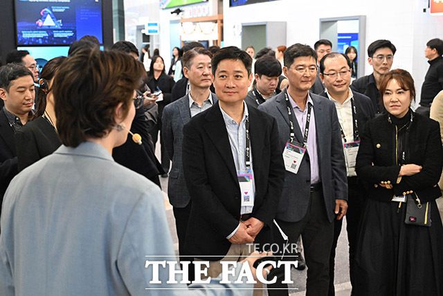 홍범식 LG유플러스 사장(가운데)이 지난 3월 스페인 바르셀로나 피라 그란 비아 전시장에서 열린 '모바일 월드 콩그레스(MWC) 2025' KT 부스를 둘러보고 있다. /바르셀로나=사진공동취재단