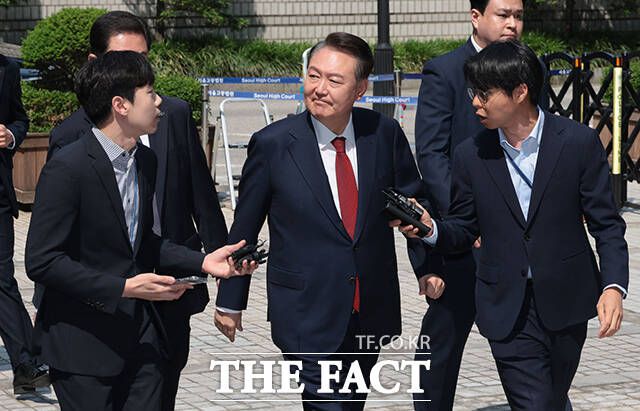 윤석열 전 대통령이 26일 오전 서울 서초구 서울중앙지방법원에서 열린 내란 우두머리 혐의, 직권남용 권리행사방해 혐의 사건 5차 공판에 출석하고 있다. /사진공동취재단