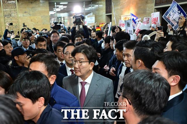 지난해 12월 7일 국민의힘 권성동 의원 등이 국회 본회의장에서 '김건희 여사 특검법' 표결을 마친 후 더불어민주당 관계자들의 항의를 받으며 회의장을 나서는 모습. /남윤호 기자
