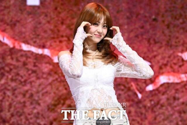 르세라핌 허윤진이 허리 부상으로 오는 6월 1일 인천 인스파이어 아레나에서 개최되는 '2025 Weverse Con Festival' 공연에 불참한다. /이새롬 기자