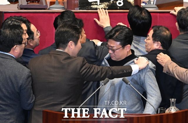 김용만 더불어민주당 의원(왼쪽)과 강명구 국민의힘 의원이 국회에서 열린 본회의에 참석해 몸싸움을 벌이는 모습. /박헌우 기자