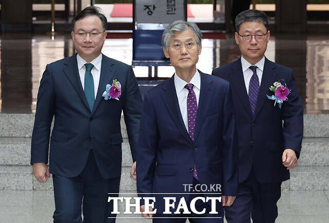 조희대 대법원장과 노경필·박영재 신임 대법관이 2일 서울 서초구 대법원에서 열린 대법관 취임식에 입장하고 있다. /사진공동취재단