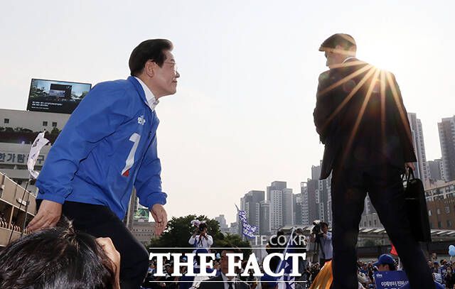 관악으뜸공원에서 진행된 관악·동작·금천 유세에서 이 후보는 "경제는 보수다라는 건 순거짓말이다. 경제는 민주당이라는 말이 맞다"며 "경제를 살려야 한다. 양극화, 사회갈등, 증오, 대결 이 모든 문제 근본적 원인은 저성장에 있다"고 말했다. /배정한 기자