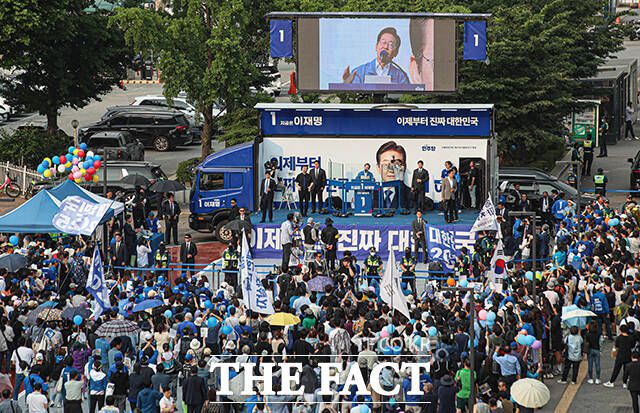 선거 막판 이틀 연속 서울에 집중한 배경에는 지난 대선에서의 '서울 5%P 격차'가 자리하고 있다. 2022년 대선 당시 이 후보는 서울에서 45.73%를 득표해, 50.56%를 얻은 윤석열 후보에게 약 5%P 뒤졌다. /배정한 기자