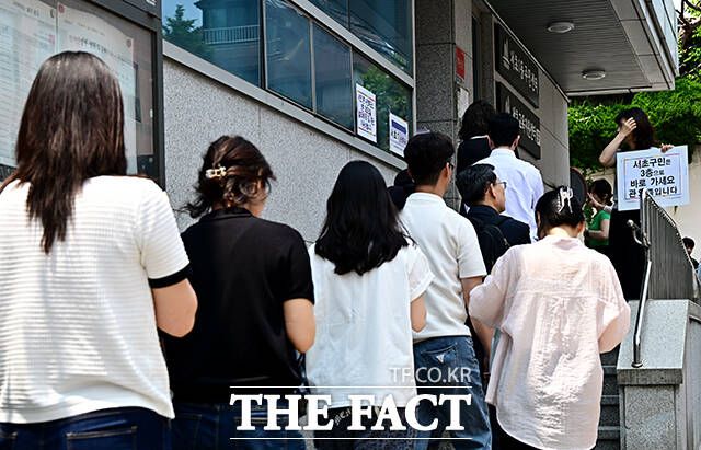 제21대 대통령선거 사전투표 둘째 날인 30일 오후 서울 서초구 서초1동 주민센터를 찾은 유권자들이 줄을 서서 투표 순서를 기다리고 있다./배정한 기자