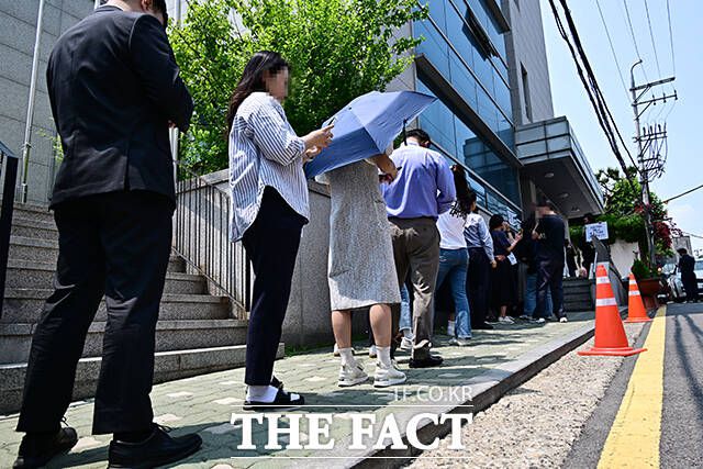 제21대 대통령선거 사전투표 둘째 날인 30일 오후 서울 서초구 서초1동 주민센터를 찾은 유권자들이 줄을 서서 투표 순서를 기다리고 있다. /배정한 기자