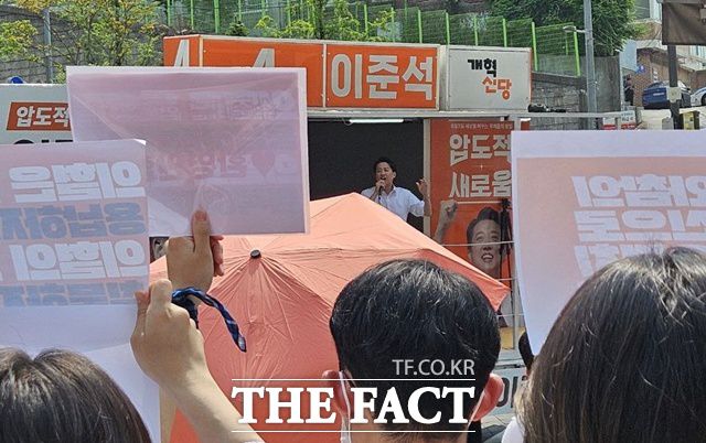 30일 중앙대 학생들은 이준석 후보 유세 내내 '의혈중앙에 혐오정치는 발붙일 곳 없다', '의혈의 교정은 침묵하지 않는다'는 피켓을 들고 항의했다. 그러자 이준석 후보 지지자들이 피켓을 가리기 위해 주황색 우산을 펴면서 학생들과 실랑이가 벌어졌다. /흑석동=서다빈 기자