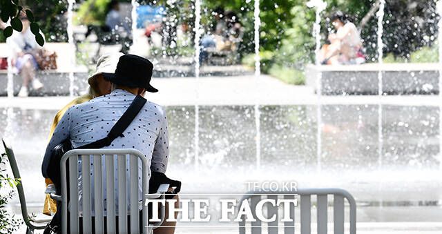 창포물에 머리를 감는다는 '단오'이자 토요일인 31일 일교차가 15도 내외로 클 것으로 전망된다. 이날 아침 최저기온은 8~16도, 낮 최고기온은 22~29도의 분포를 보이겠다. /박헌우 기자